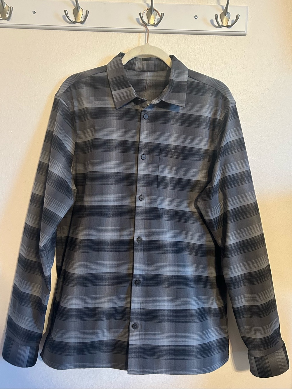Men's Gray Plaid Button-Up Shirt - Classic Long Sleeve